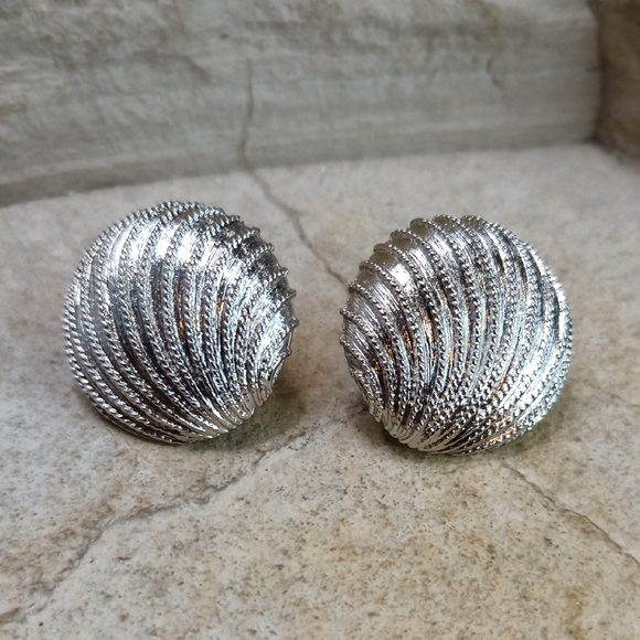 Vintage Napier Silver Textured Shell Design Earrings - Picture 1 of 8